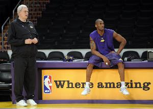 吉姆-杰克逊：06科比不满教练放任帕克乱打  所以不出手抗议