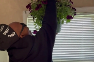 马布里给母亲买花：自来中国打球&amp;回家时间太少 一直很想陪着母亲